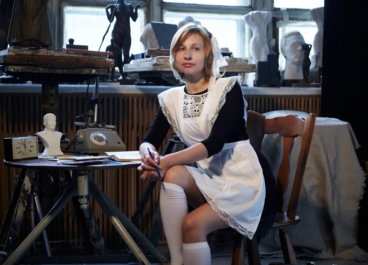 На картине изображена тринадцатилетняя дочь художницы- Лена в их киевской квартире.