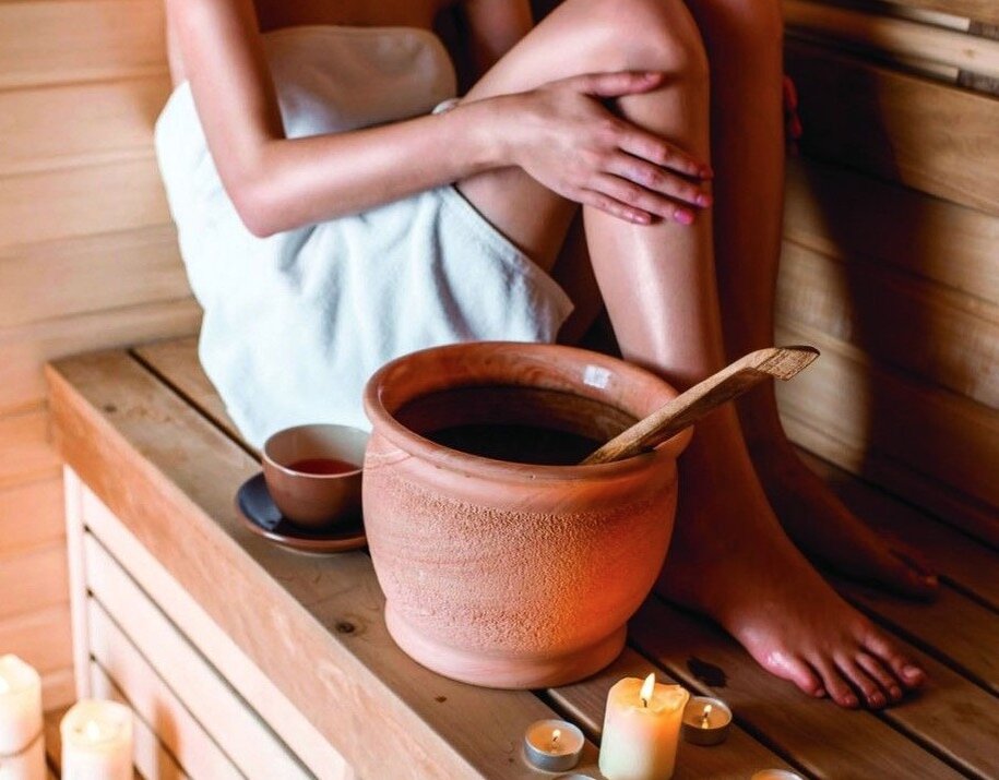 Баня – это место, очищающее кожу от токсинов, а мысли от негатива. Пар проникает в самые удаленные точки организма. После банных процедур голова становится «светлой», а помыслы «чистыми». Мир вокруг кажется другим. Тело наполняется энергией, давая силы и вдохновение для новых свершений.