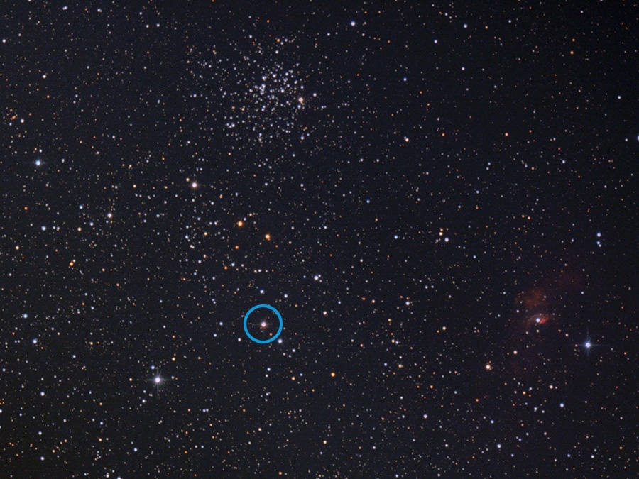 Вспыхнувшая в созвездии Кассиопея звезда стала видна невооруженным глазом Причина такого необычного поведения классической новой звезды пока остается загадкой.

Новая звезда N Cas 2021 (V1405 Cas), обнаруженная 18 марта 2021 года японским астроном-любителем Юдзи Накамурой в созвездия Кассиопея, показывает довольно странное поведение. Обычно классические новые звезды достигают максимальной яркости через 2-3 дня после начала вспышки, однако в данном случае сначала блеск N Cas 2021 увеличивался, затем отмечался продолжительный незначительный спад в течение почти одного месяца, а после этого снова рост и второй пик.

Причина такого поведения данного объекта пока остается загадкой. Текущий блеск N Cas 2021, согласно визуальным и фотометрическим оценкам, опубликованным на сайте Американской ассоциации наблюдателей переменных, составляет около +5,3 звездной величины, то есть она видна невооруженным глазом. Уже сейчас N Cas 2021 является самой яркой новой звездой северного неба за последние почти 8 лет.

Снимок новой V1405 Cas, полученный 21 марта 2021 года. Credit: Ričardo Balčiūno
Новая – это не вспышка массивной звезды, приводящая к ее гибели, а термоядерный взрыв на поверхности белого карлика, который происходит, когда он в процессе перетягивания водорода со своего компаньона накапливает критическую массу вещества. При этом, в отличие от сверхновых типа Ia, белый карлик не погибает, и в будущем может еще неоднократно вспыхивать.