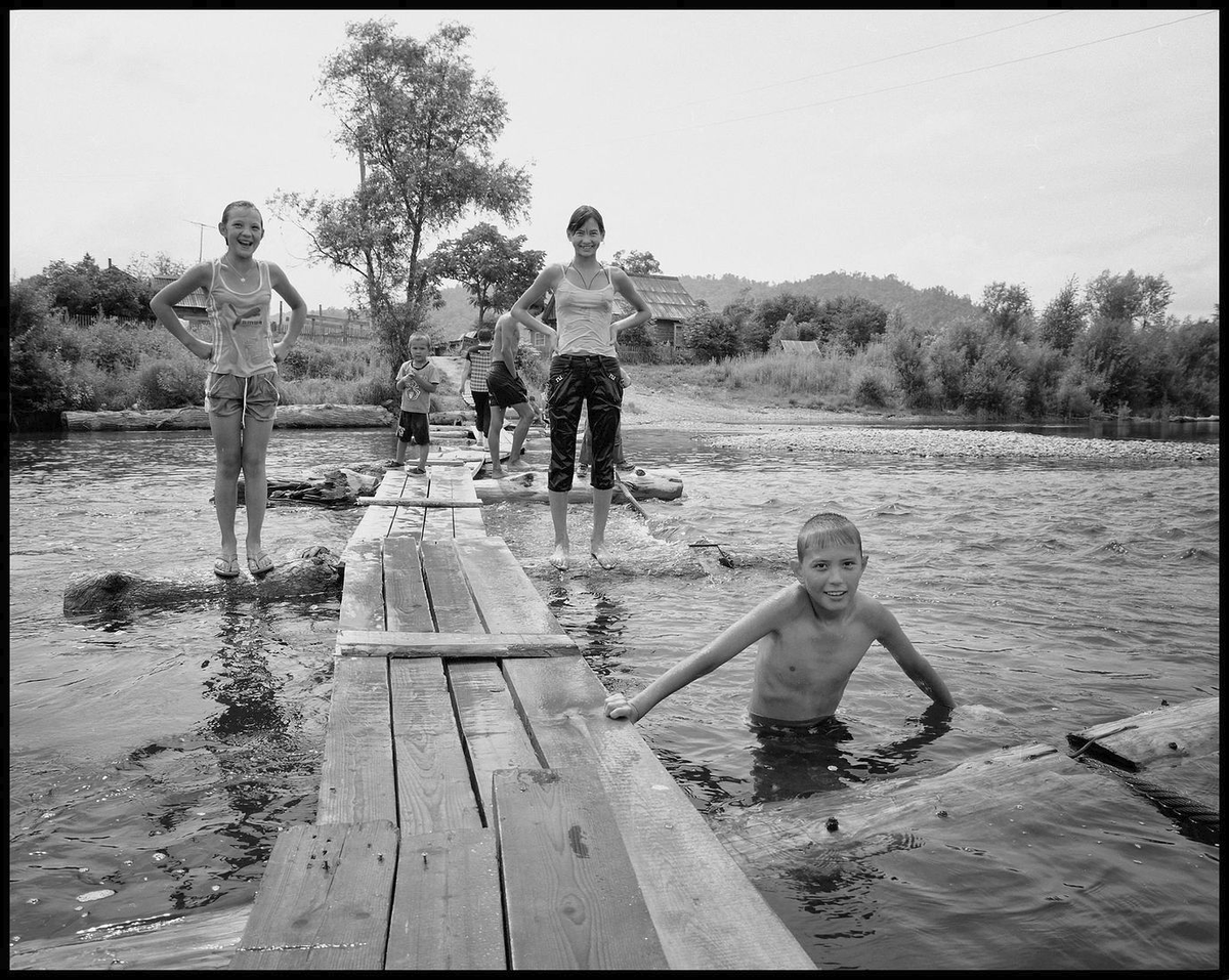 Фото мальчики на речке в деревне