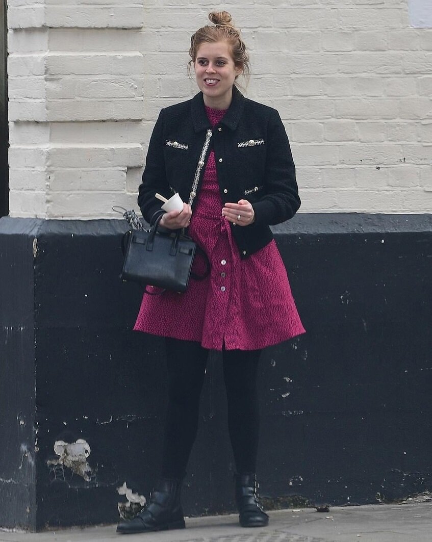 Свежее фото беременной Беатрис. Выбор наряда, прямо скажем, не айс, даже если это обычная прогулка. Но счастливая улыбка будущей мамы нивелирует этот недостаток , согласитесь?