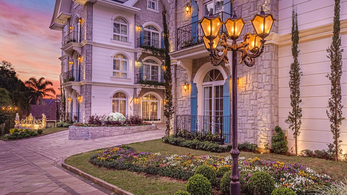 СТЕНЫ ОТЕЛЯ В ВЕЧЕРНЕЕ ВРЕМЯ