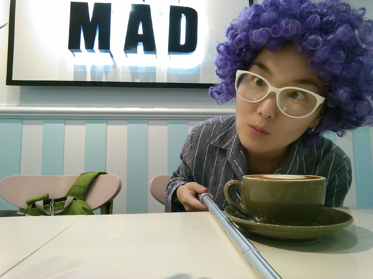 Моя внешняя серьезность и спокойствие очень обманчивы. Фото сделано в одном из кафе в Куала - Лумпуре.