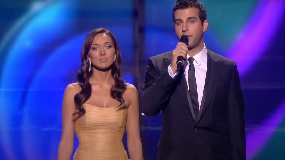 Ведущие "Евровидения" 2009 года Алсу и Иван Ургант. Фото: скриншот финала конкурса (Youtube)