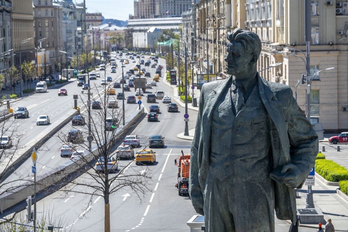 Чайковский триумфальная площадь 4 москва фото. Памятник Маяковскому на Триумфальной площади. Памятник Маяковскому в Пушкино. Памятник Маяковскому в Новокузнецке. Чайковский Триумфальная площадь, 4 фото.