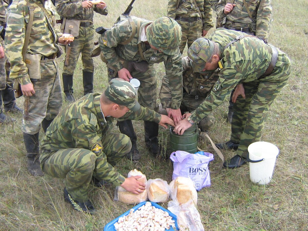 На фото с занятий. Всем хватит!- старшина роты сало в роту привез...