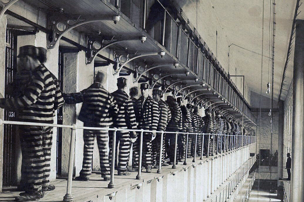 Историческая фотография заключенных в полосатой форме