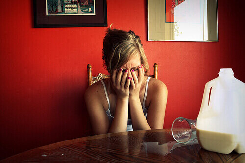 Тонкость № 2: Чтобы Наплевать На Невзгоды, Вы Должны Сначала Наплевать На Что-То Более Важное, Чем Невзгоды
Эрик Хоффер однажды написал: “Человек, скорее всего, будет заниматься своими делами, когда это стоит внимания. Когда это не так, он отвлекается от своих собственных бессмысленных дел, занимаясь делами других людей.”Проблема с людьми, которые раздают ебли, как мороженое в чертовом летнем лагере, заключается в том, что у них нет ничего более fuckworthy, чтобы посвятить свои ебли.Подумайте секунду. Ты в продуктовом магазине. И тут пожилая дама кричит на кассира, ругая его за то, что он не принял ее 30-центовый купон. Почему этой даме не все равно? Это всего 30 центов.Хорошо, я скажу тебе почему. Эта старая леди, вероятно, не имеет ничего лучшего, чем сидеть дома и вырезать купоны все утро. Она старая и одинокая. Ее дети-придурки и никогда не навещают ее. У нее не было секса более 30 лет. Ее пенсия на последнем издыхании, и она, вероятно, умрет в подгузнике, думая, что она в Кандиленде. Она не может пукнуть без крайней боли в пояснице. Она даже не может смотреть телевизор больше 15 минут, не засыпая и не забывая основную сюжетную линию.Поэтому она стрижет купоны. Это все, что у нее есть. Это она и ее чертовы купоны. Весь день, каждый день. Это все, на что ей наплевать, потому что больше ей наплевать не на что. И поэтому, когда этот прыщавый 17-летний кассир отказывается принять один из них, когда он защищает чистоту своего кассового аппарата так, как рыцари защищали девственность дев, вы можете быть чертовски уверены, что бабушка взорвется и словесно разбьет его гребаное лицо. Восемьдесят лет траха обрушатся на нее разом, как огненный град историй “В свое время” и “Раньше люди проявляли больше уважения”, утомляя мир вокруг нее до слез своим скрипучим и дрожащим голосом.Если вы поймаете себя на том, что постоянно слишком много трахаетесь по поводу тривиального дерьма, которое вас беспокоит,—новой фотографии вашей бывшей подруги в Фейсбуке, того, как быстро садятся батарейки в пульте дистанционного управления телевизором, пропуска еще одной продажи дезинфицирующего средства для рук 2 за 1,-скорее всего, в вашей жизни происходит не так уж много вещей, на которые можно законно наплевать. И это твоя настоящая проблема. Не дезинфицирующее средство для рук.Слишком много трахов дано.
В жизни наш трах должен быть потрачен на что-то. На самом деле нет такой вещи, как не трахаться. Вопрос просто в том, как каждый из нас выбирает, как распределить свои трахи. За всю свою жизнь ты получаешь только ограниченное количество траха, поэтому ты должен тратить его с осторожностью. Как говаривал мой отец: “Дерьмо не растет на деревьях, Марк”. Но к черту все, притворись, что он это сделал. Дело в том, что трах нужно зарабатывать, а потом разумно вкладывать. Ебли культивируются, как прекрасный гребаный сад, где если ты трахаешь дерьмо, а ебли трахаются, то ты трахнул своих ебарей до хрена.