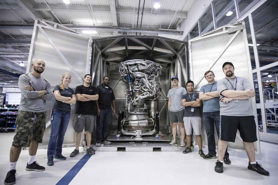 Ребята из команды Маска. Если бы не подпись, я бы подумал, что это селфи на парковке. Интересная статья по ссылке. https://prostopasha1914.livejournal.com/335564.html В центре фото ракетный двигатель "Мерлин". Если его заменить на большую сосиску, ничего не изменится.