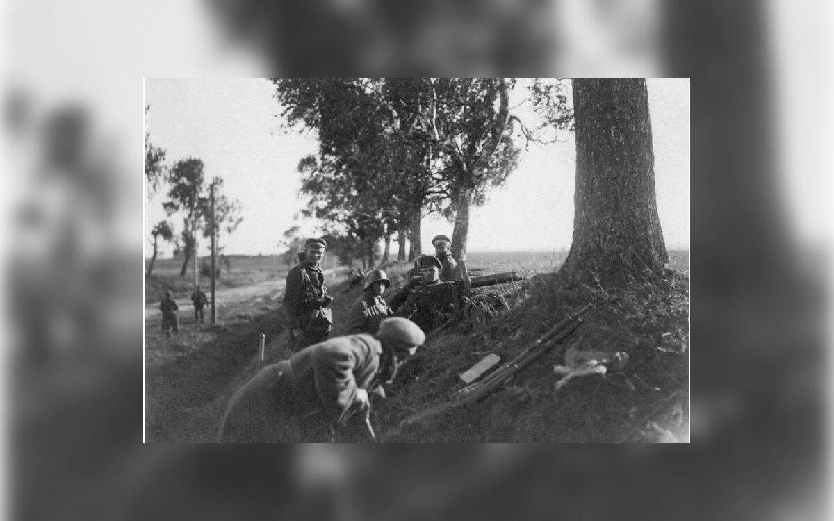 Литовские пехотинцы, вооруженные тяжелым пулеметом "Максим", ВДКМ, 1919 год
