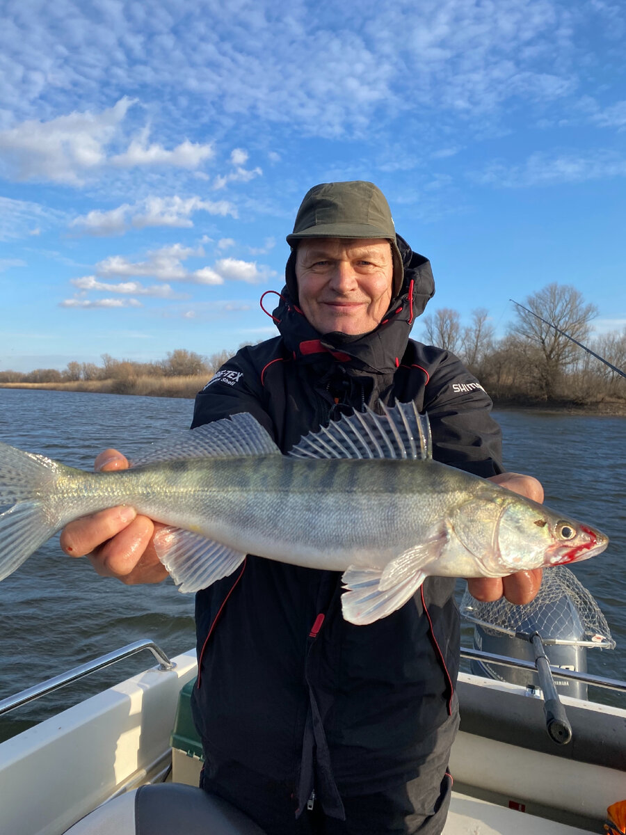 Михаил с очередным судаком. На "мандулу."
