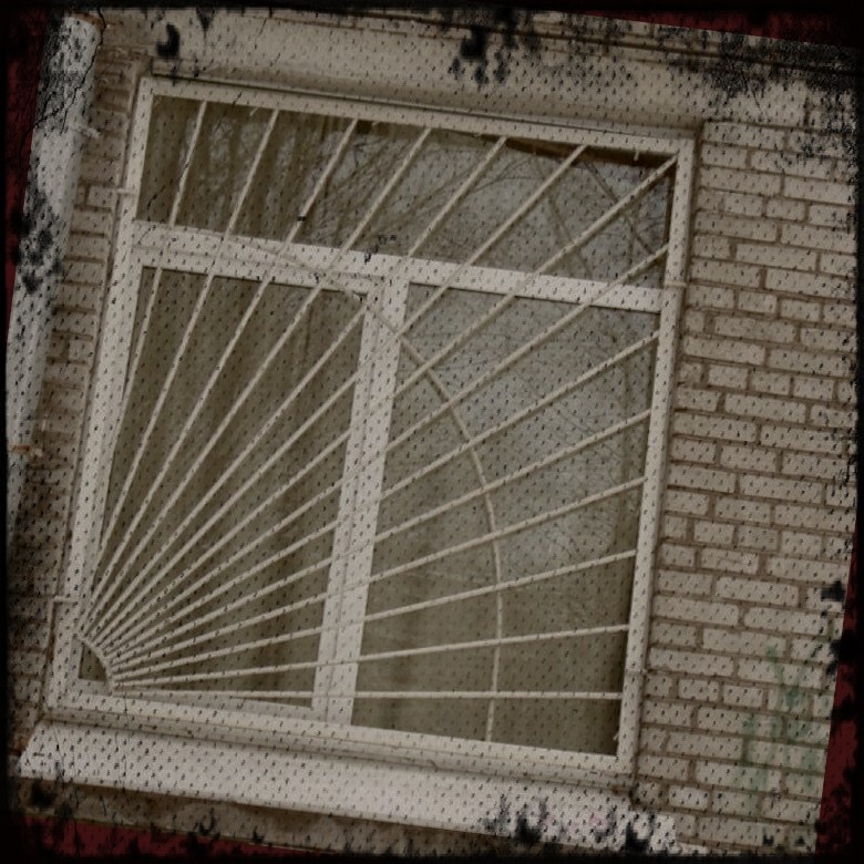 Такое "произведение искусства" было чуть-ли не на каждом окне в девяностых.