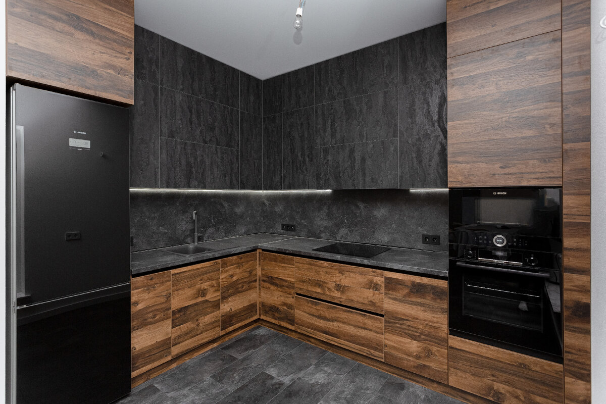 Современная кухня с темными элементами