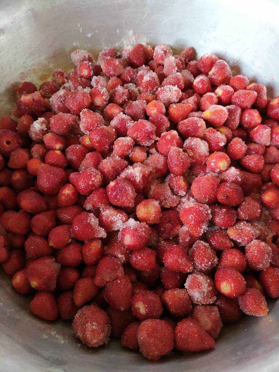 ФОТО АВТОРА: В принципе уже можно есть, очень вкусная и сладкая, но главное не соблазниться и продолжать процесс приготовления дальше.