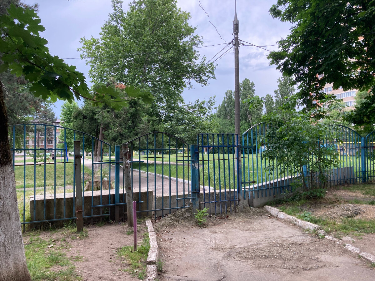 Здесь задняя калитка школы закрыта, что бы точно видели ЗАКРЫТО блоков наложили!