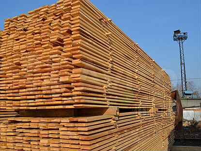 Доска обрезная, штабелированная.