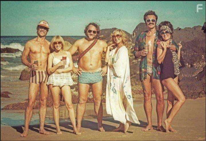 В фильме изобилие вечеринок,  взрослые отдыхают как могут и придумывают себе занятия как в последний раз,  их дети тоже не отстают от своих родителей и веселятся на полную. 