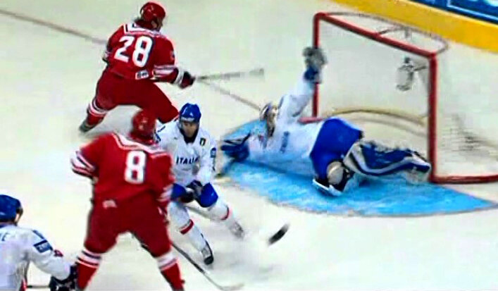 шайбы не идно, но она уже летит в ворота Италии...