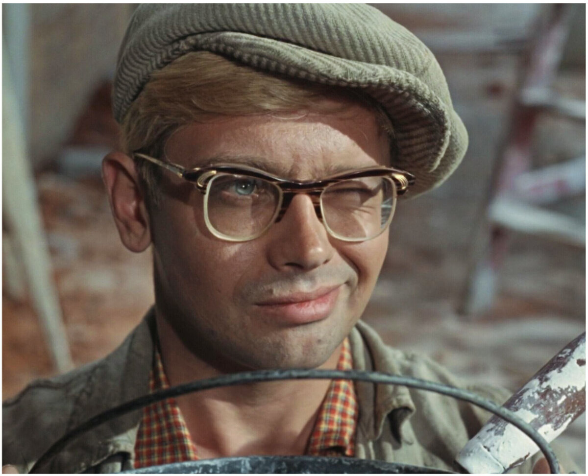 Момент из фильма "Операция Ы или другие приключения Шурика".