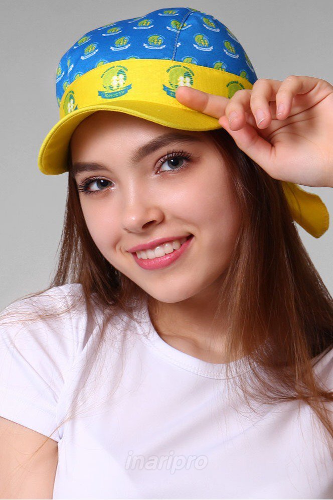 Еще в детстве мы знали, что бандана традиционно относится к элементу мужского гардероба ковбоев, пиратов, байкеров. В настоящее время этот головной убор очень полюбили не только мужчины, но и женщины. Если подойти к вопросу истории банданы, то оказалось, что много разных головных уборов называют одним словом - бандана.

Бандана - косынка

Это, как правило, квадрат ткани из натурального хлопка, может быть ситец, бязь, батист. Размеры для взрослых 60*60 см, для детей 50*50 см. Банданой может быть и косынка, это половина квадрата. Очень удобный способ защитить голову летом от яркого солнца. Также есть и другие варианты применения этой косынки, повязать на руке или шее. Существует много способов ношения такого универсального головного убора.

Бандана на завязках

Другой вариант бандана на завязках очень популярная в наше время. Ее шьют из разных тканей изо льна и хлопка и натурального трикотажа. Для холодной погоды используют флис, кожу, замшу и даже мех натуральный и искусственный. Можно связать шапочку-бандану крючком из хлопчатобумажной пряжи, что очень удобно для детей.

Банданы с козырьком тоже бывают разных видов, на завязках, на резинке, на затягивающейся кулиске. Новый весьма оригинальный вариант бандана труба. Вяжется из тонкого трикотажа без шва в виде трубы. Ее еще называют BUFF, бандана трансформер. Существует множество вариантов ее использования как шапка, бандана, шарф, повязка на волосы, резинка для волос, на руке как модный аксессуар. Испанская бандана из микрофибры воплощает любые фантазии.

Из всего сказанного можно сделать вывод, что бандана это и современный головной убор, и модный аксессуар для завершения образа в любом стиле.
Купить бандану можно в нашем магазине Мир Шапок, проспект Сизова, 25, Санкт-Петербург.