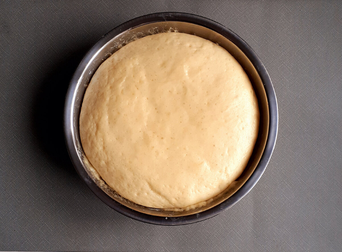 Чем смазывают тесто сверху. Чем смазывают тесто сверху. Яйцо для смазывания выпечки. Смазать сливочный масло. Раскатка слоеного теста.