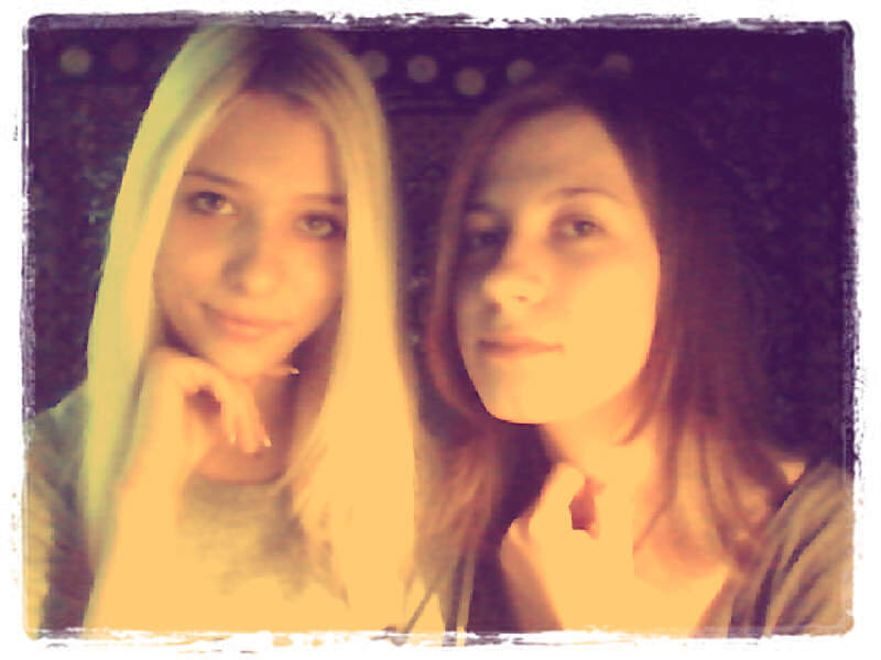 В 10-м классе после уроков собирались у меня дома и делали 100500 фотографий на вебкамеру) 