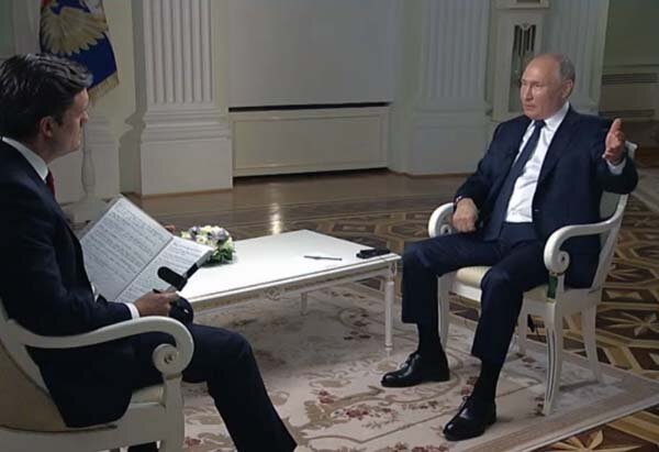 Путин показывает американцу, в каком направлении находится Международная лига сексуальных реформ. Кадр из интервью Президента России В.В.Путина американской телекомпании BNC News
