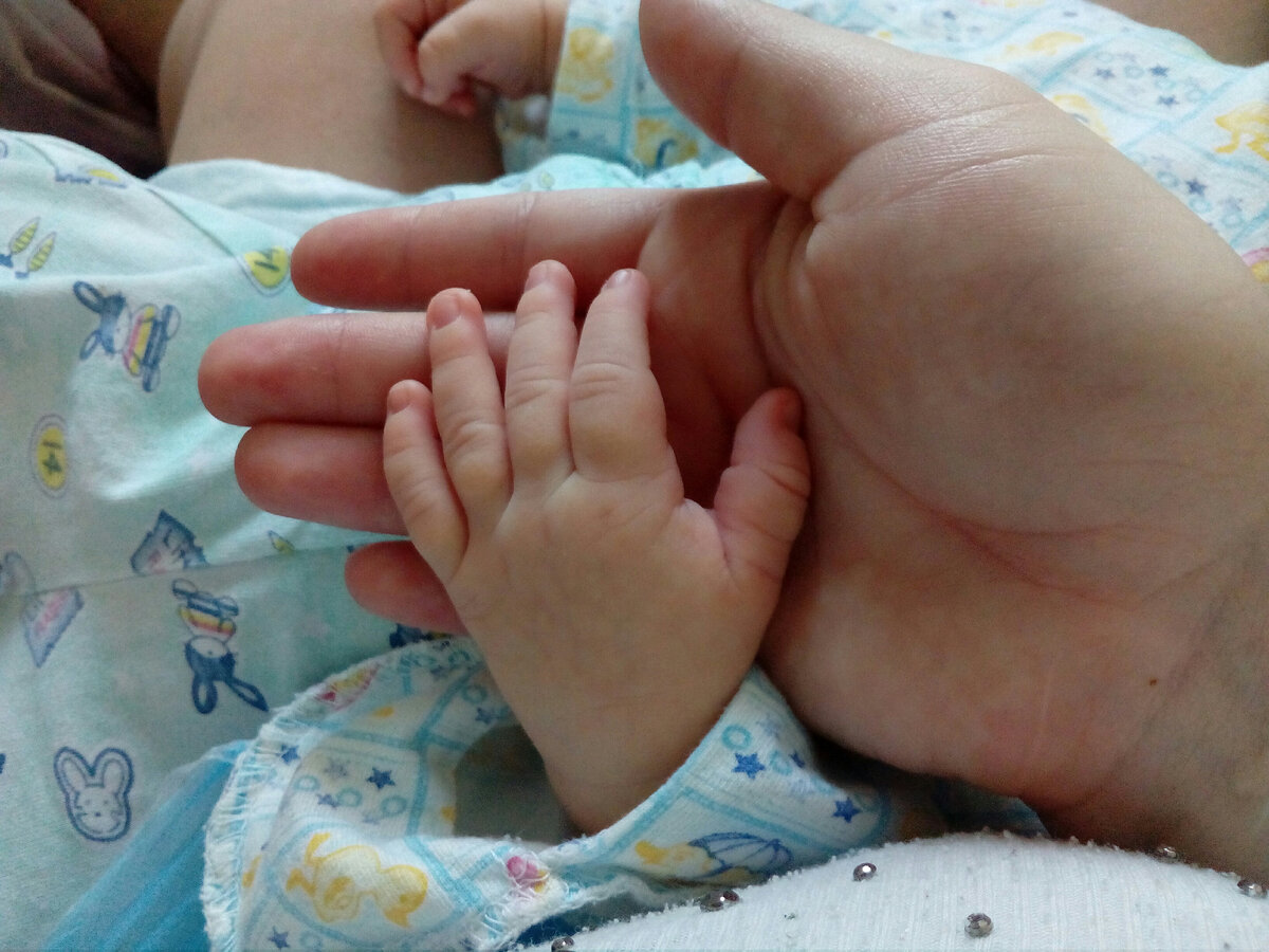 Малюсенькая ручка, с крохотными пальчиками