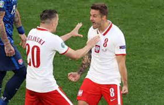 Кароль Линетты и Петр Зелиньский празднуют гол в ворота сборной Словакии