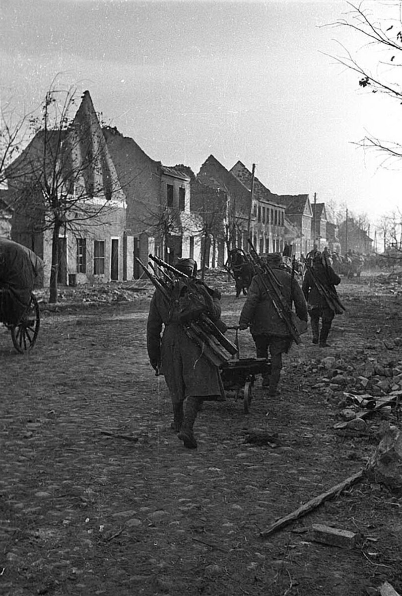 Soviet soldiers with weapons of lost comrades after the battle in East Prussia W