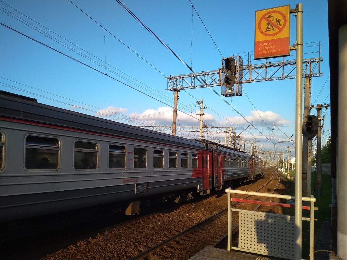 ЭД4М-0229 приписки ТЧ-7 Раменское отправляется в область. Один из видов, знакомый по моим обзорам последних месяцев, в принципе. :) Ссылки на обзоры с Плющево будут в конце статьи - такова моя традиция, подбирать ссылки таким образом, чтобы они соответствовали направлению, к которому относится станция или о.п. из основной статьи. 
