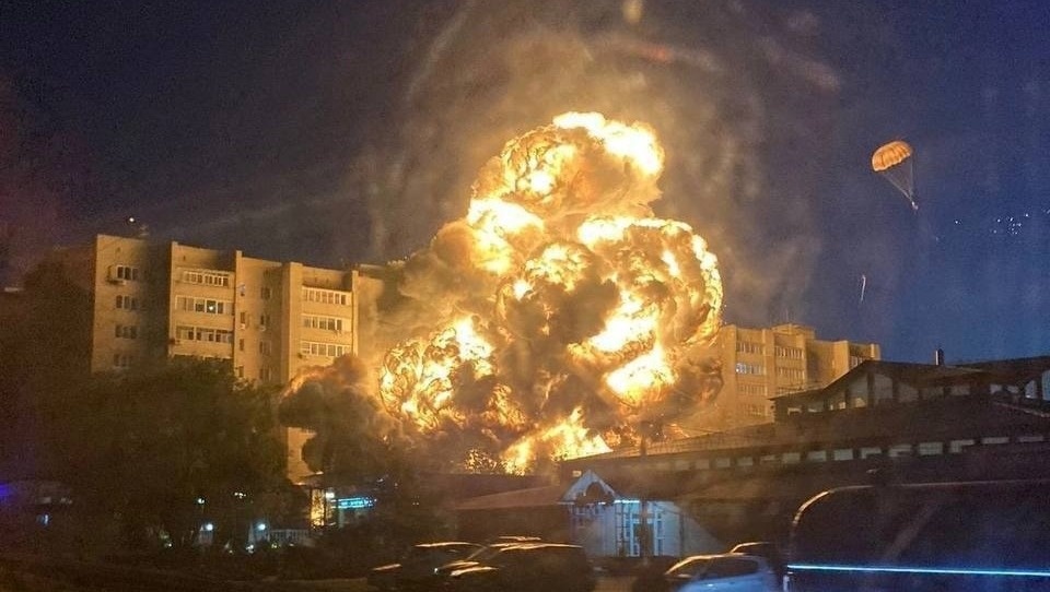     Ирине Бобрышевой 58 лет. В доме, в который 17 октября врезался военный самолет, она живет с 1987 года – муж получил квартиру от завода. Она рассказала, что происходило в первые минуты после падения, почему люди прыгали из окон и почему жителям дома всегда было страшно.