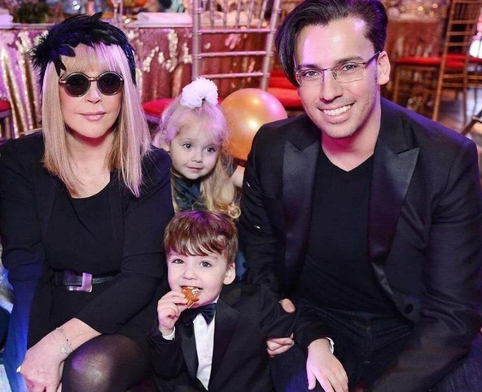    Алла Пугачева и Максим Галкин воспитывают близнецов Лизу и Гарри