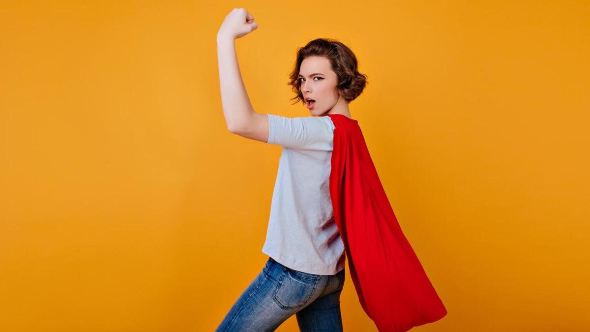    Девушка в плаще супергероя:Freepik