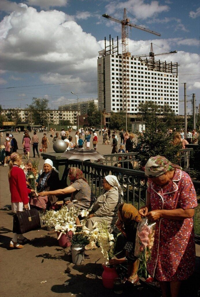 Здравствуйте, друзья-товарищи-сограждане! Поздравляю всех комсомольцев с праздником... ведь сегодня, 29 октября, День рождения Комсомола, этой организации исполнилось бы 104 года.-8