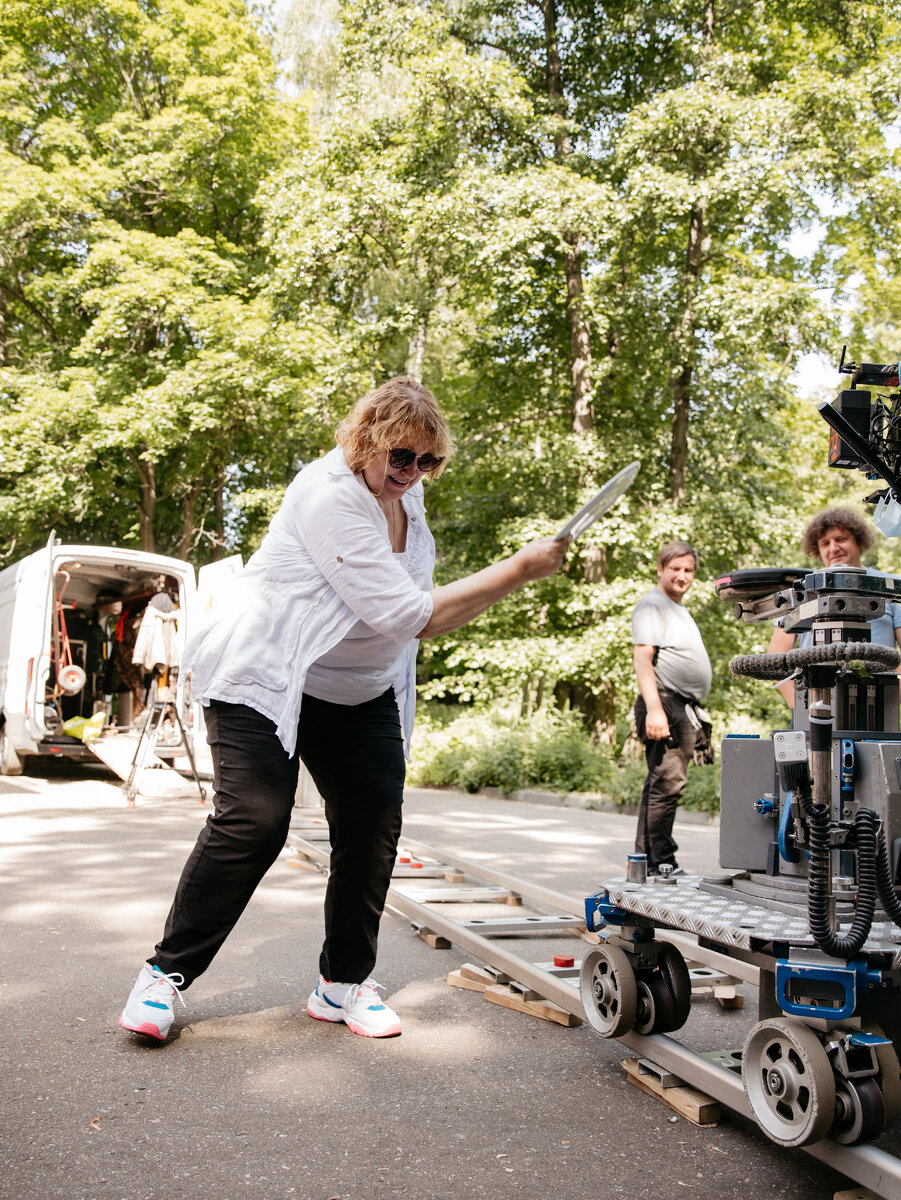 Режиссер Вера Сторожева по традиции разбивает в первый съемочный день тарелку