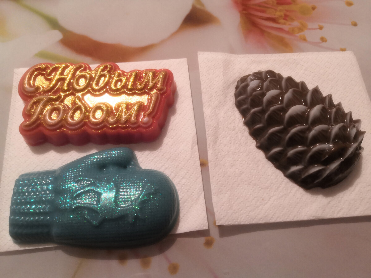 Первые опытные образцы. Добавили глиттер, а он весь осел на дно формы.
