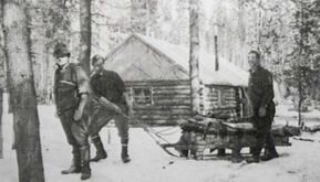 Моррис, Уилсон и Николс позируют возле хижины в лесу. Источник: Offbeat Oregon History