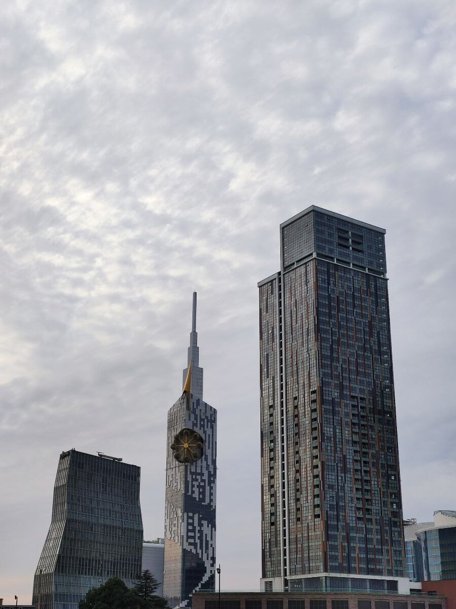 Nrump Tower - гостиница Трампа в Батуми (справа), Raddison (слева)