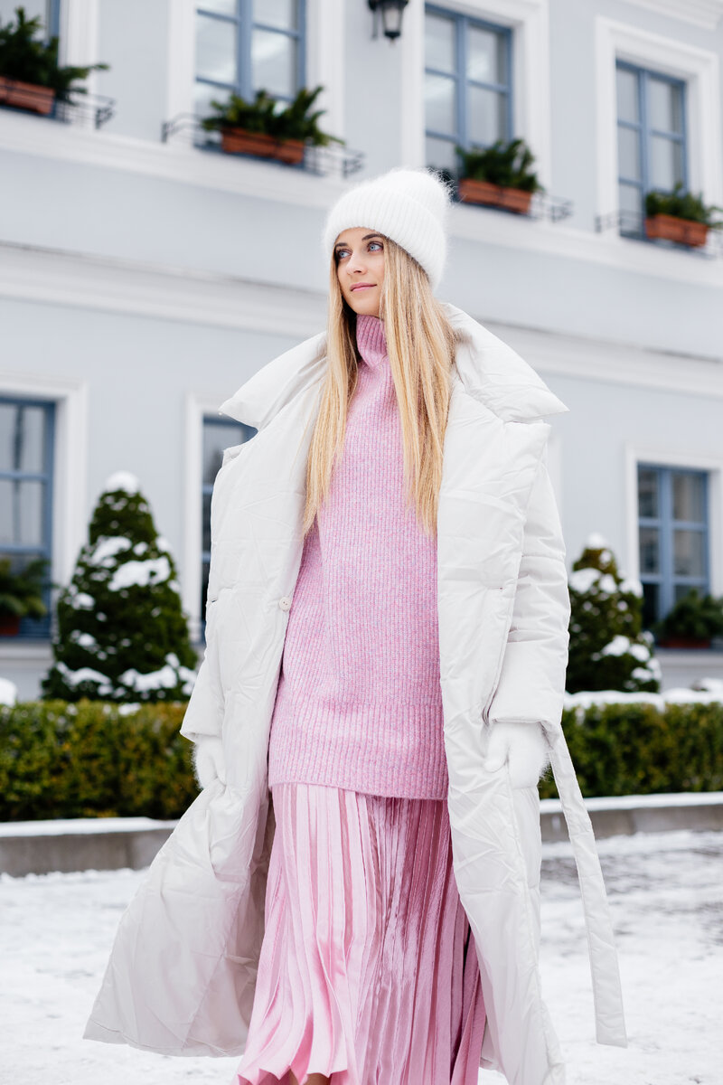 Пальто-пуховик Zarina, юбка Zarina, свитер Zarina (2 этаж ТРЦ Galleria Minsk), шапка и варежки Mia (TREND PARK, 5 этаж ТРЦ Galleria Minsk), обувь TODO (3 этаж ТРЦ Galleria Minsk).