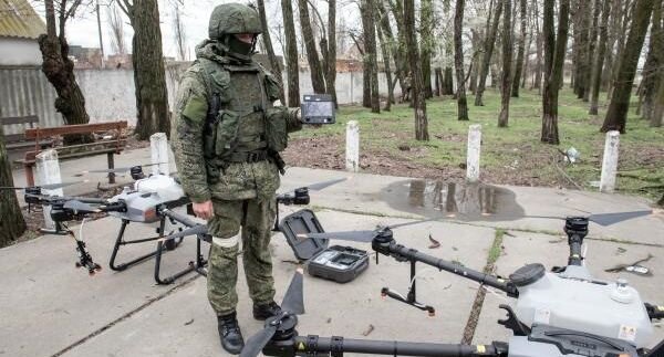 Военнослужащий российской армии демонстрирует журналистам обнаруженные на территории Херсонской области украинские беспилотные летательные аппараты с емкостями для жидкости и распылителями📷
