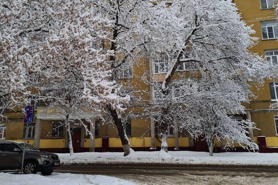     Во дворах и в небольших проездах жителям до сих пор приходится пробираться через сугробы. Кристина БЕРБАСОВА