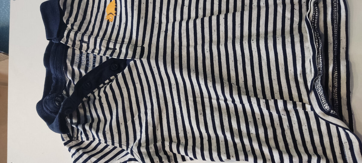 Рисунок на футболке выцвел, весь в каких-то крапинках.