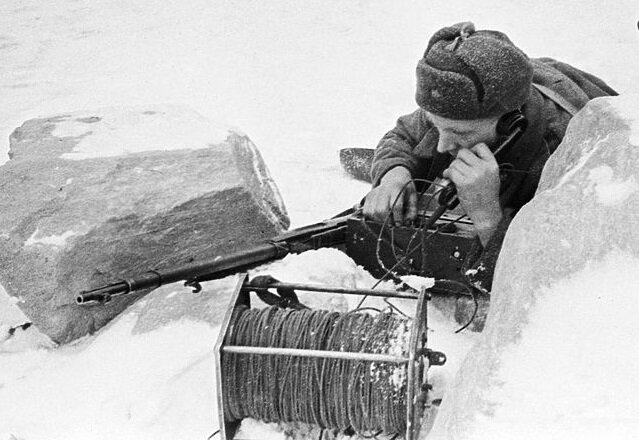 Советский военный радист зимой передаёт сообщение.