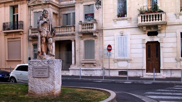   CC BY-SA 3.0 / BlueBreezeWiki / Nostradamus statue in Salon-de-Provence