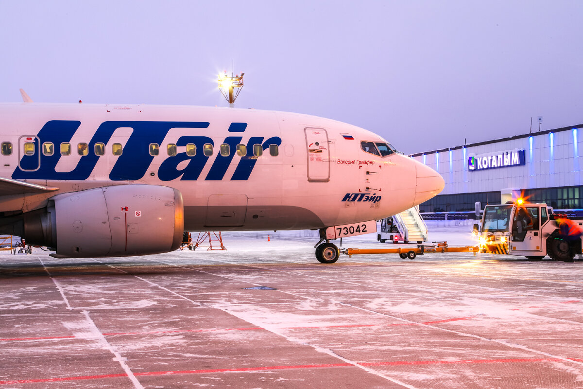 Boeing 737-500 с номером RA-73042 в аэропорту Когалыма