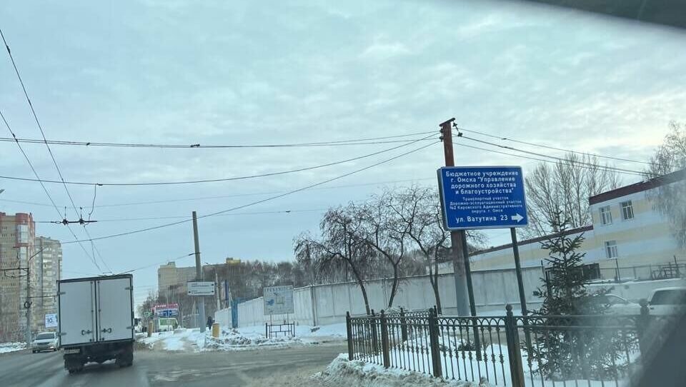     Омичам пришлось объезжать ДТП по сугробам, потому что дорогу перекрыл самосвал, груженый снегом.
