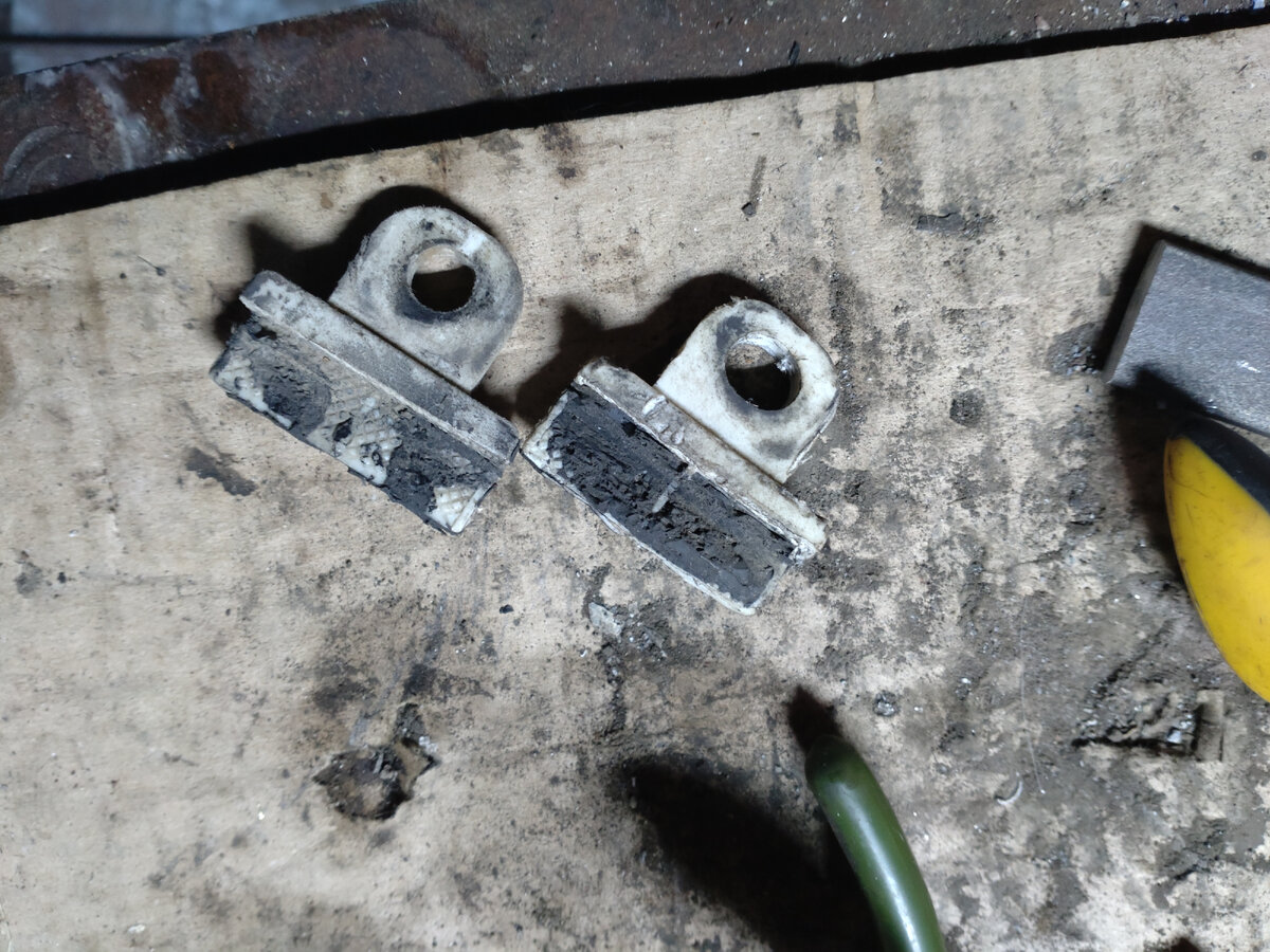 это поломанные стекло-держатели.