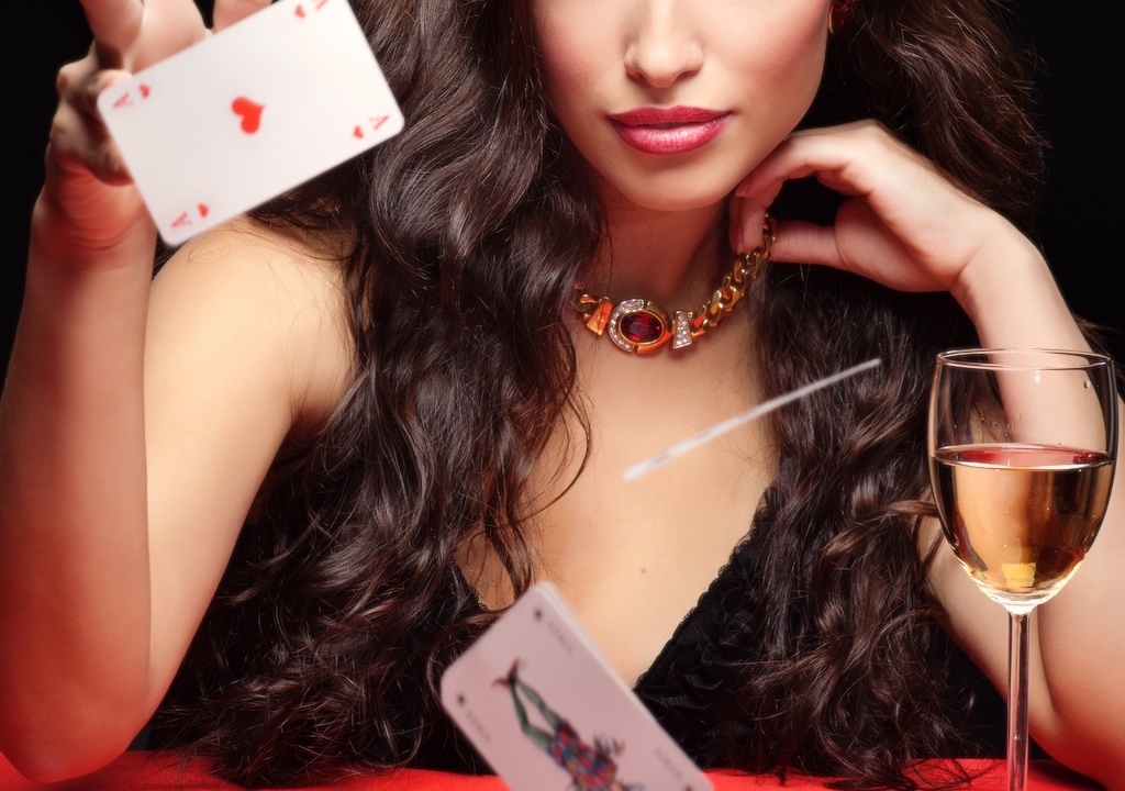 Карти девушек. Карти девушек. Женщина с картами. Дресс код девушки для покера. Шулер девушка.