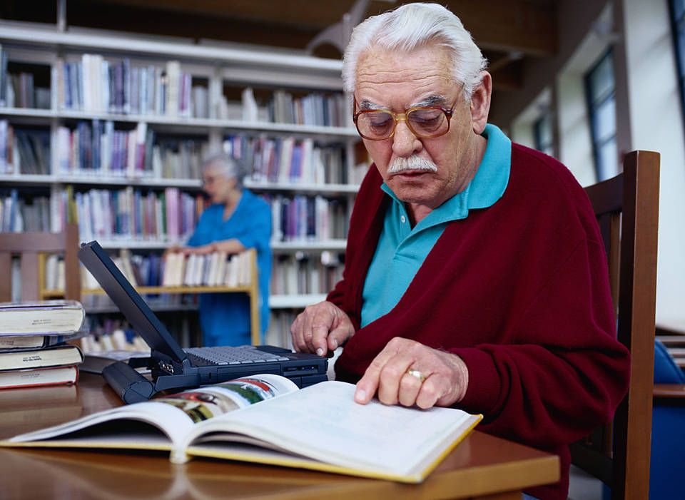 Пожилые люди в библиотеке. Чтение пожилых людей. Дед в библиотеке. Чтение для пожилых.